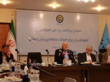  ظریف: مذاکره تهدید نیست / ترامپ می‌گوید ایرانی‌ها سر کری را کلاه گذاشتند