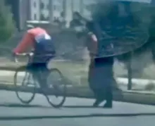  یک مادر بیرجندی برای روحیه دادن و تنها نگذاشتن دخترش، در مسابقات انتخابی تیم ملی دوچرخه‌سواری نوجوانان ایران، پشت سر او می‌دوید تا فرزندش بتواند مسابقه را تمام کند./ایسنا