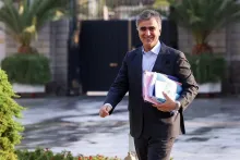 یک تاجر رویه‌ ارزی بانک مرکزی را تأیید نمی‌کند؛ فرزین نمی‌تواند یک کارگاه ۱۰ نفره را اداره کند!