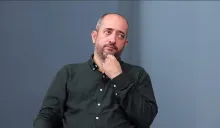 ادعای میثم رمضانعلی؛ پژوهشگر رسانه: ساختمان شیشه‌ای صداوسیما بخاطر موشک نسوخت؛ بلکه آتش گرفت و سوخت؛ می‌توانستند خاموش کنند