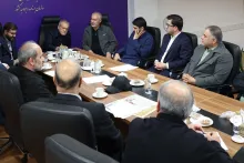  آفتاب دلیل آمد دلیل آفتاب ؛ جناب عظیمی فر هستند معاون محترم و گرامی وزیر نفت که لطف کردند در جلسه با رییس جمهور هم شرکت کرده اند اما جالب چیست؟
